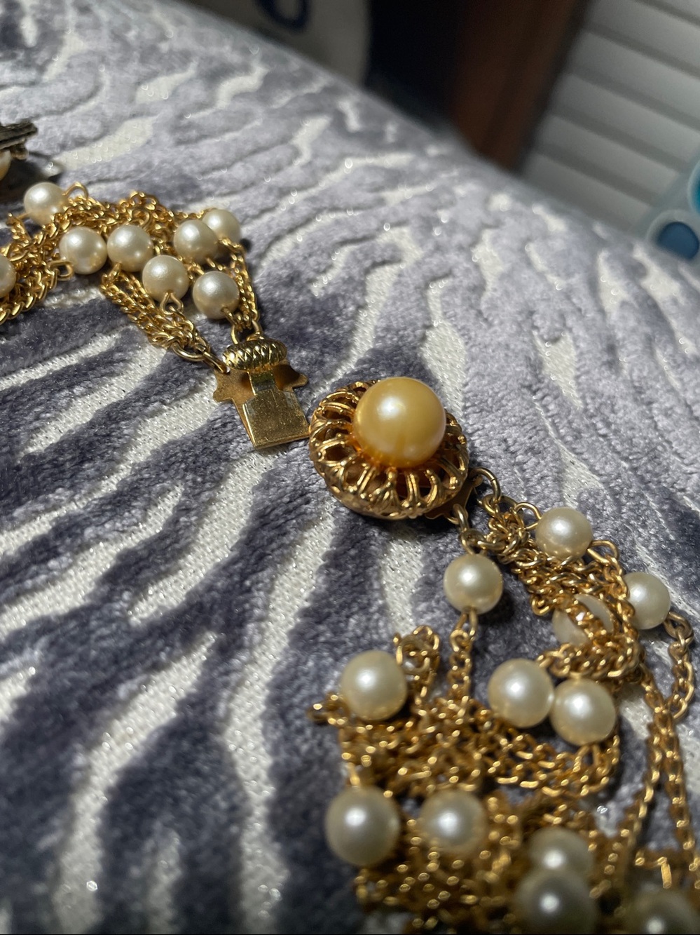 Mid-to-late 20thCenturyVintage Necklace  Two Earring Set.       #5 - Picture 7 of 9